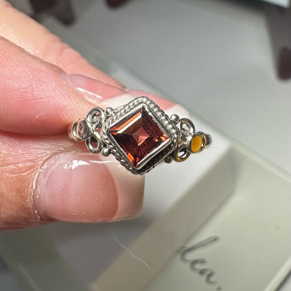 Brilliant New Sterling silver & garnet ring. Sz 7.5